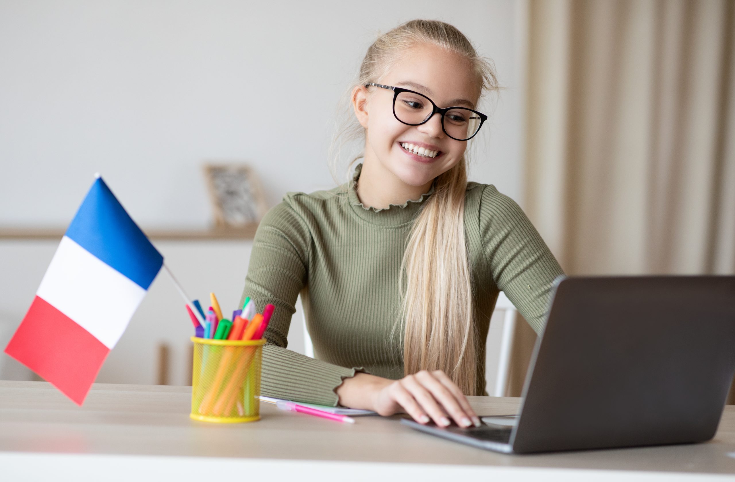 Изучение французского. Studying French. Girl Learning French.